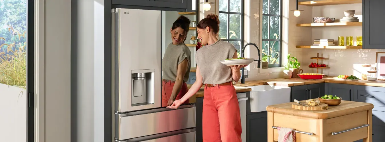 lg-mirror-instaview-refrigerator-woman-opening-door